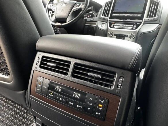 2019 Toyota Land Cruiser 200 Series Рестайлинг 2, белый, 9500000 рублей - вид 24