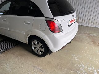 2011 Kia Rio II Рестайлинг, белый, 650000 рублей, вид 5