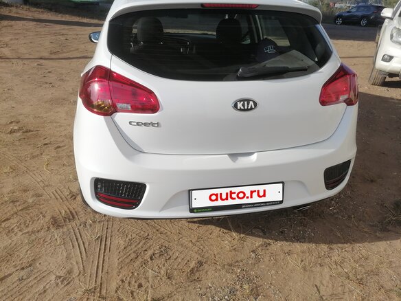 2017 Kia Ceed II Рестайлинг, белый, 1600000 рублей - вид 2