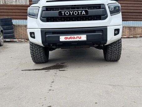 2014 Toyota Tundra CrewMax II Рестайлинг, белый, 5000000 рублей, вид 3