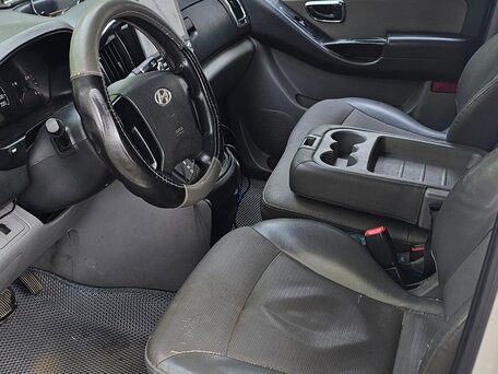 2009 Hyundai Grand Starex, серебристый, 700000 рублей, вид 3