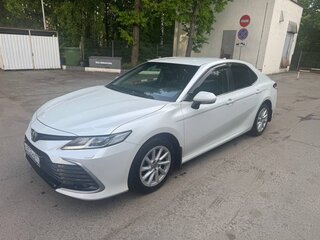 2022 Toyota Camry VIII (XV70) Рестайлинг, белый, 3100000 рублей, вид 2