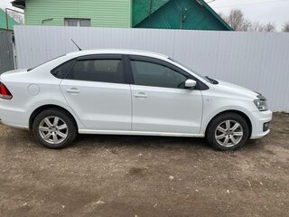 2015 Volkswagen Polo V Рестайлинг, белый, 750000 рублей, вид 2