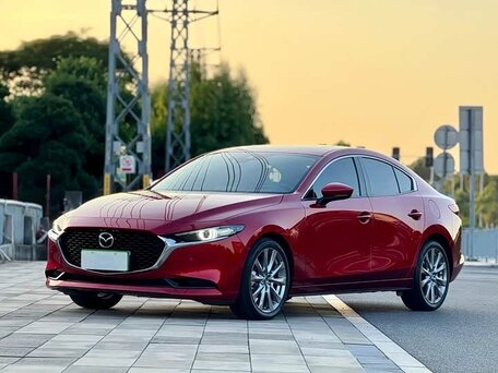 2022 Mazda 3 Axela IV (BP), красный, 1340000 рублей, вид 1