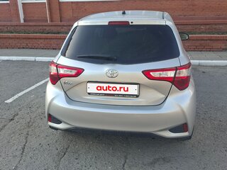 2019 Toyota Vitz III (XP130) Рестайлинг 2, серебристый, 950000 рублей, вид 3