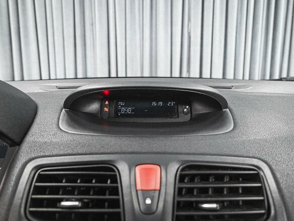 2011 Renault Fluence I, красный - вид 12
