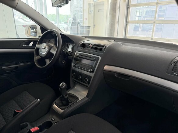2013 Skoda Octavia II (A5) Рестайлинг, белый - вид 8