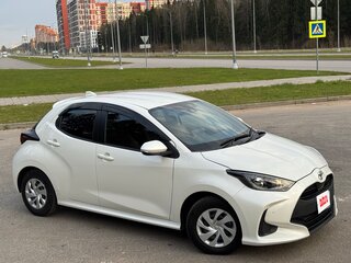 2020 Toyota Yaris IV, белый, 1550000 рублей, вид 3