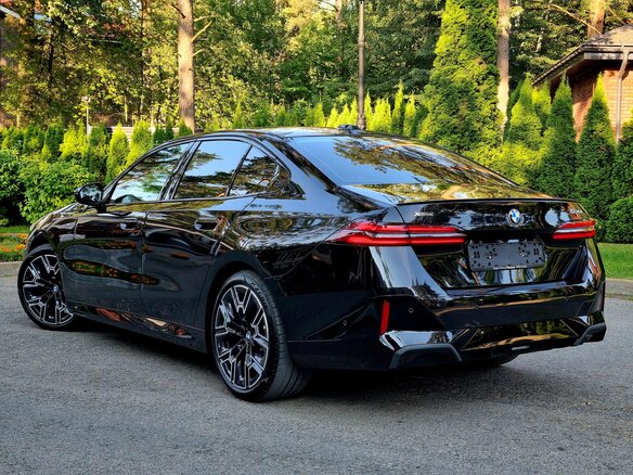 2025 BMW 5 серии 530i xDrive VIII (G60/G61/G68), чёрный, 8800000 рублей - вид 1