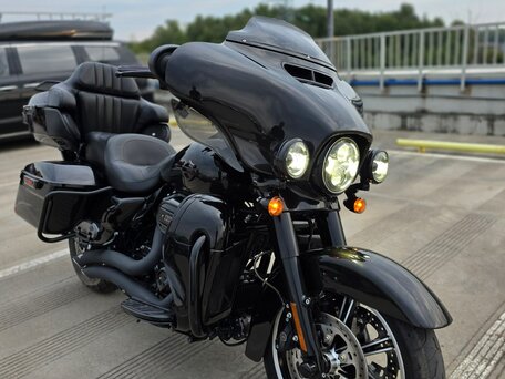2017 Harley-Davidson CVO Street Glide Limited, чёрный, 1990000 рублей, вид 3