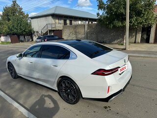 2024 BMW 5 серии 530i VIII (G60/G61/G68), белый, 7000000 рублей, вид 3