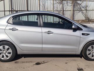 2015 Kia Rio III Рестайлинг, серебристый, 1240000 рублей, вид 5