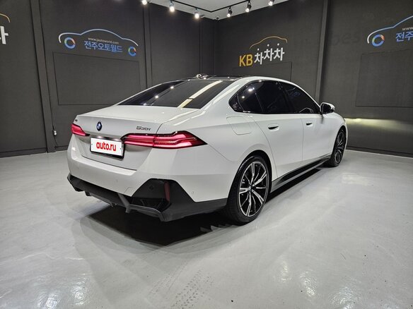 2026 BMW 5 серии 530i xDrive VIII (G60/G61/G68), белый - вид 2