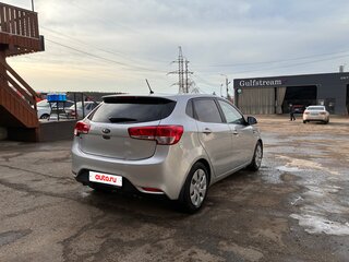2015 Kia Rio III Рестайлинг, серебристый, 1135000 рублей, вид 4
