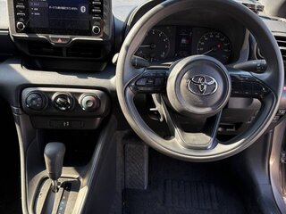 2022 Toyota Yaris IV, серебристый, 765000 рублей, вид 5