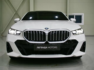 2024 BMW 5 серии 530i xDrive VIII (G60/G61/G68), белый, 7300000 рублей, вид 3