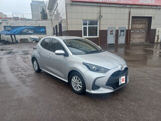 2021 Toyota Yaris IV, серый, 1140000 рублей, вид 3