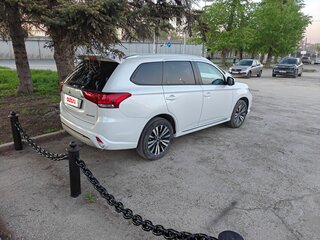 2022 Mitsubishi Outlander III Рестайлинг 3, белый, 2700000 рублей, вид 3