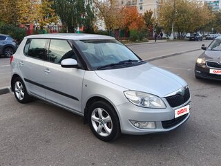 2012 Skoda Fabia II Рестайлинг, серебристый, 750000 рублей, вид 3