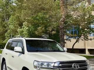 2015 Toyota Land Cruiser 200 Series Рестайлинг 2, белый, 6390000 рублей, вид 3