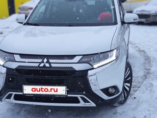 2020 Mitsubishi Outlander III Рестайлинг 3, белый, 2500000 рублей, вид 3