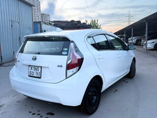 2016 Toyota Aqua I Рестайлинг, белый, 850000 рублей, вид 3