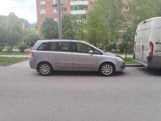 2008 Opel Zafira B Рестайлинг, серебристый, 470000 рублей, вид 4
