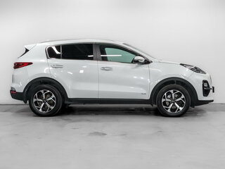 2020 Kia Sportage IV Рестайлинг, белый, 2300000 рублей, вид 4