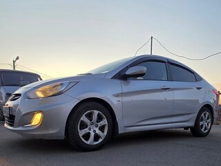 2013 Hyundai Solaris I, серебристый, 850000 рублей, вид 3