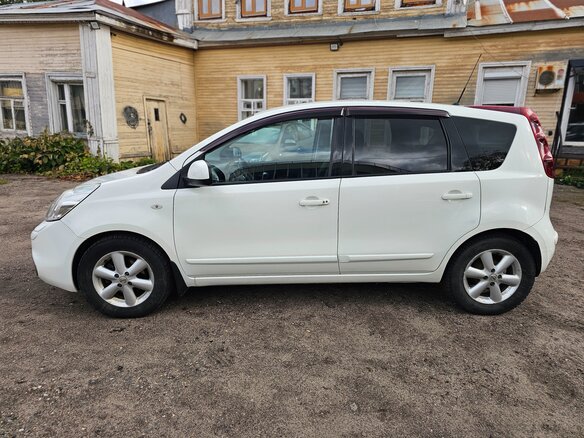 2013 Nissan Note I Рестайлинг, белый, 850000 рублей - вид 2