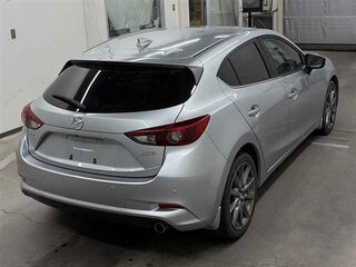 2017 Mazda Axela III Рестайлинг, серебристый, 950000 рублей, вид 3