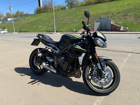 2021 Triumph Street Triple, чёрный, 790000 рублей, вид 4