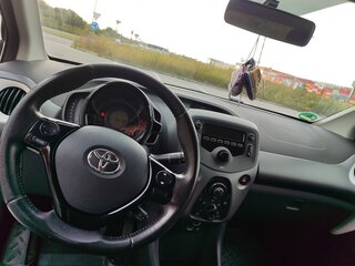 2019 Toyota Aygo II Рестайлинг, белый, 930000 рублей, вид 5