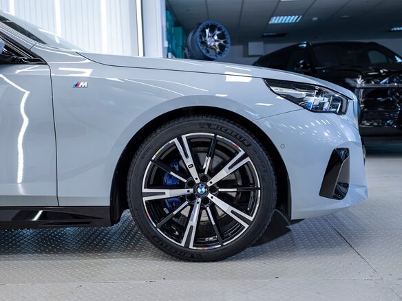 2024 BMW 5 серии 530i xDrive VIII (G60/G61/G68), серый, 7900000 рублей - вид 17