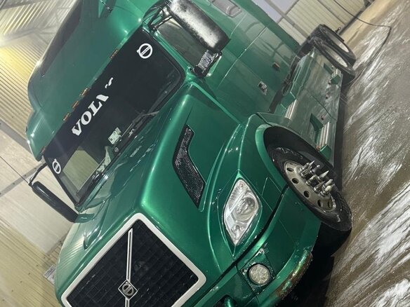 2004 Volvo VNL, зелёный, 4150000 рублей - вид 1