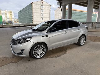 2013 Kia Rio 4-speed III, серебристый, 950000 рублей, вид 2