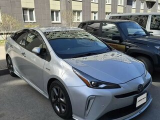 2019 Toyota Prius IV Рестайлинг (XW50), серебристый, 1785000 рублей, вид 3