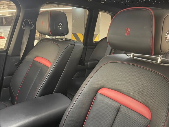 2022 Rolls-Royce Cullinan Black Badge I (Series I), чёрный, 32990000 рублей - вид 15