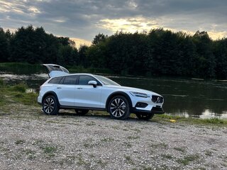 2020 Volvo V60 Cross Country II, белый, 4300000 рублей, вид 3