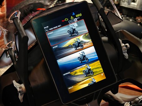 2026 KTM 1390 Super Adventure, оранжевый, 2770000 рублей, вид 5