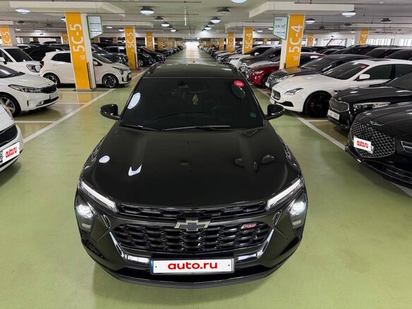 2023 Chevrolet Trax II, чёрный, 1650000 рублей - вид 2