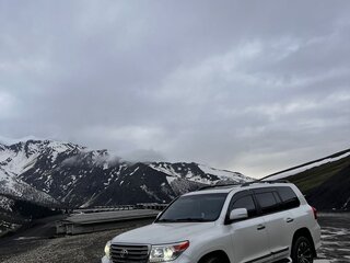 2015 Toyota Land Cruiser 200 Series Рестайлинг 1, белый, 4200000 рублей, вид 2