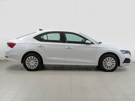 2021 Skoda Octavia IV (A8), белый, 2240000 рублей, вид 4