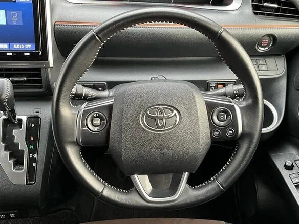 2021 Toyota Sienta II Рестайлинг, серый - вид 10