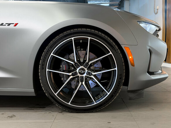 2021 Chevrolet Camaro LT1 VI Рестайлинг, серый, 7400000 рублей - вид 23