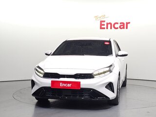 2024 Kia K3 II Рестайлинг, белый, 2020000 рублей, вид 2