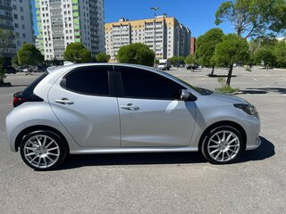 2021 Toyota Yaris IV, серебристый, 1290000 рублей, вид 2
