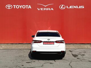 2021 Toyota Camry VIII (XV70) Рестайлинг, белый, 2350000 рублей, вид 4