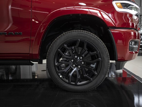 2026 Ram 1500 Crew Cab V Рестайлинг, красный - вид 3