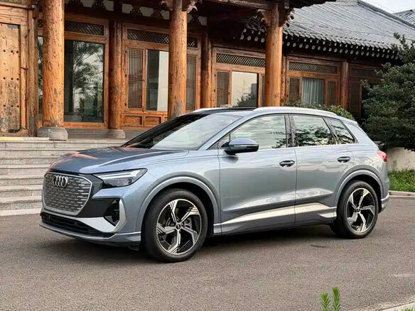 2024 Audi Q4 e-tron 40 I, серый